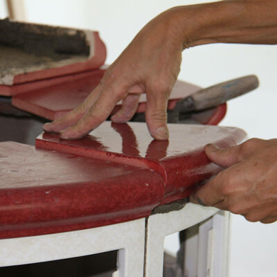 Der Ofenbauer verkleidet die Hülle mit Keramik 