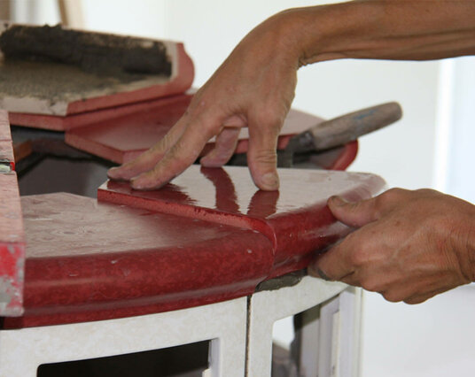 Der Ofenbauer verkleidet die Hülle mit Keramik 