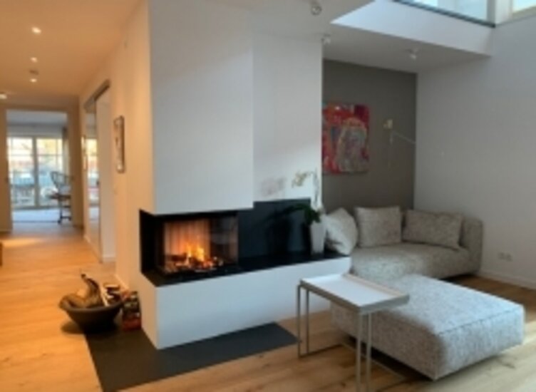 Panorama-Kamin mit Sitzbank in Stahl