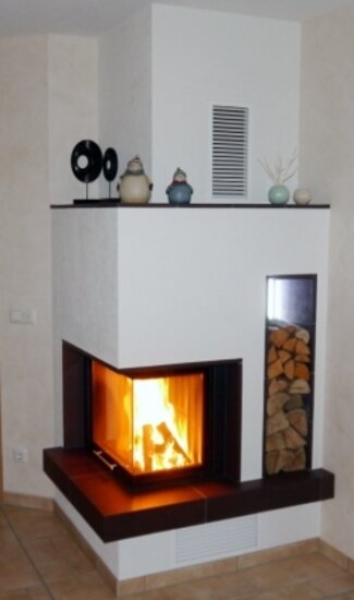 moderner Eckkamin mit Holzfach