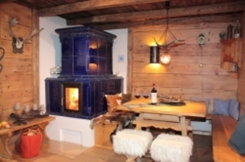 Traditioneller Kachelofen mit blauen Kacheln