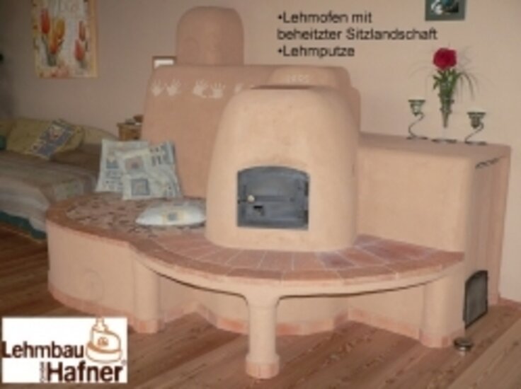 Lehmofenlandschaft mit beheitzter Lümmelbank und integriertem Holzwagen