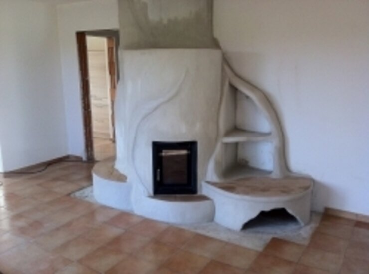 Noch im Bau befindlicher, künstlerisch individuell gestallteter Kamin.