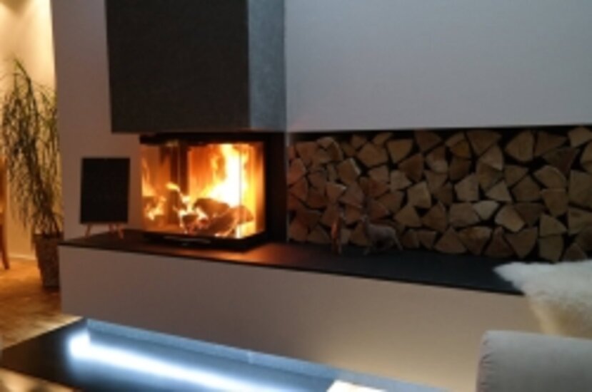 Lichtsymbiose - Uriges Feuer mit modernem Brunner Einsatz mit LEDs