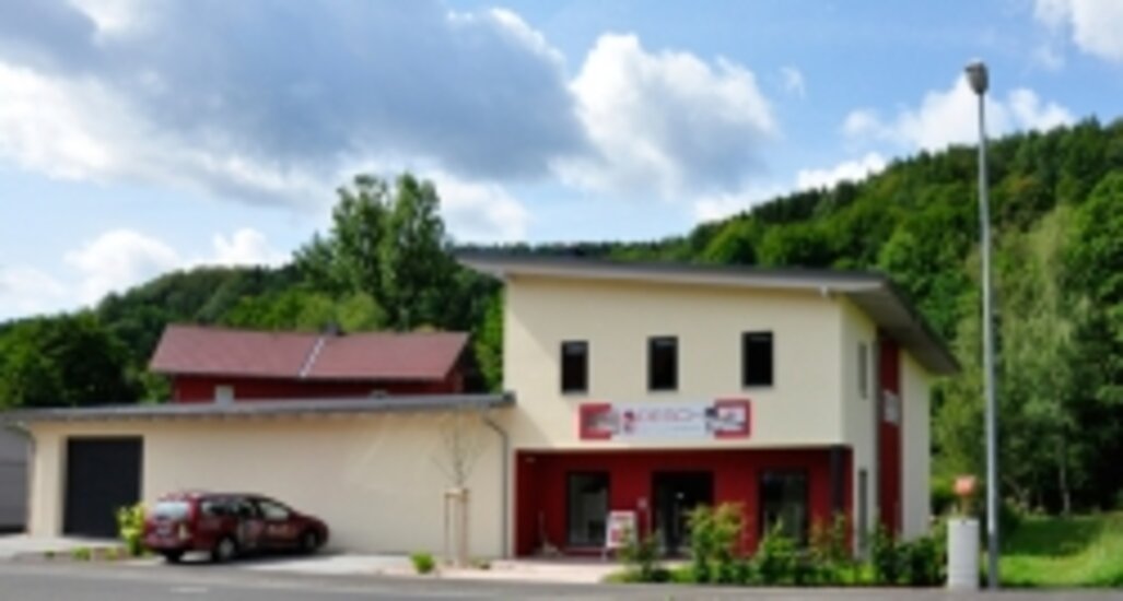 Firmengebäude mit Parkplatz